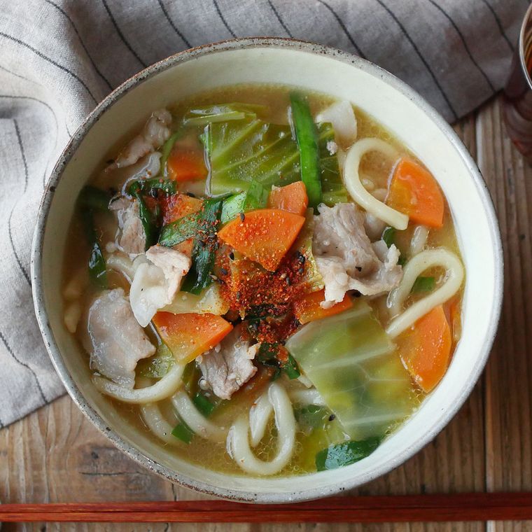 どんぶりに煮込みうどんが入っている