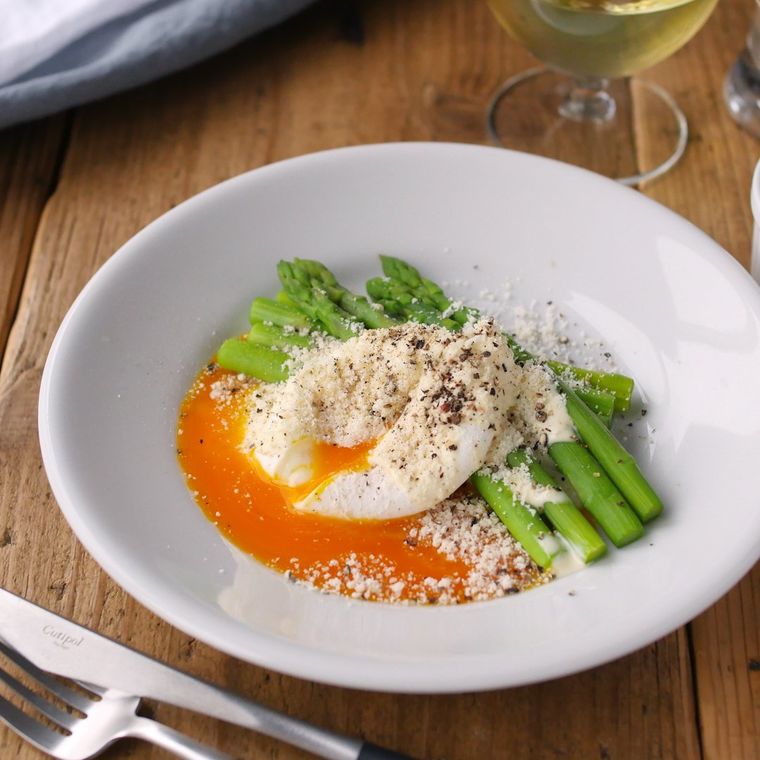 皿にアスパラガスのポーチドエッグのせが入っている