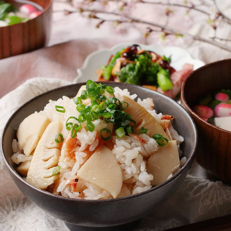 茶色い椀に盛り付けられた塩麹入りたけのこごはん