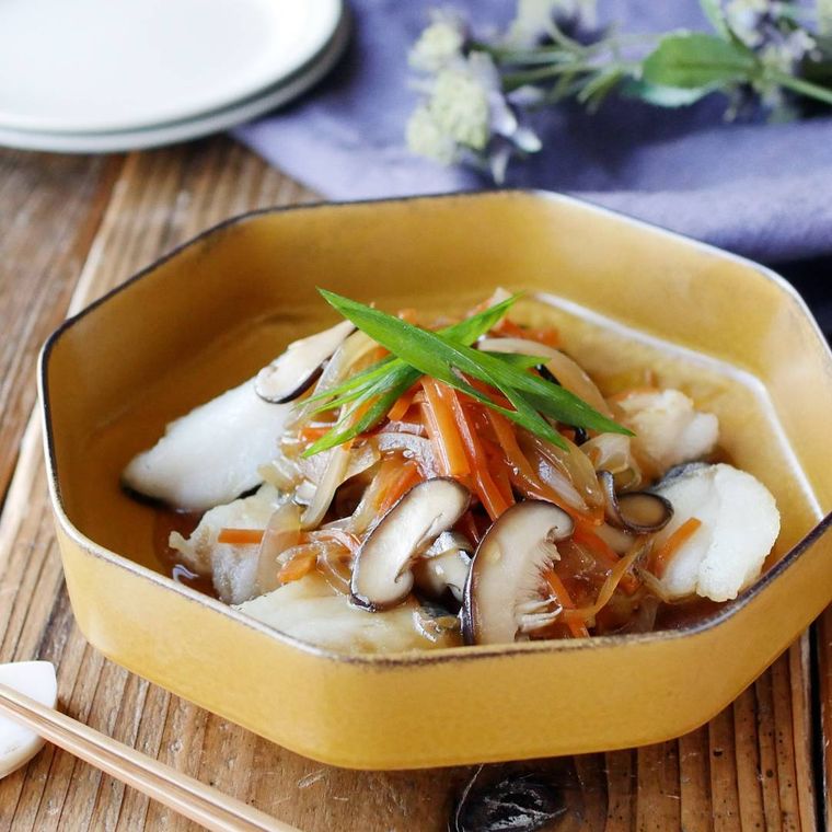 黄色い八角皿に盛ったたらの野菜あんかけ