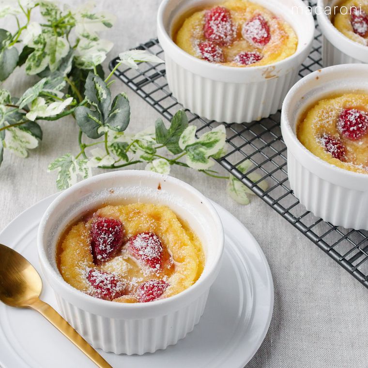 耐熱容器に入っているいちごのクラフティが並ぶテーブル