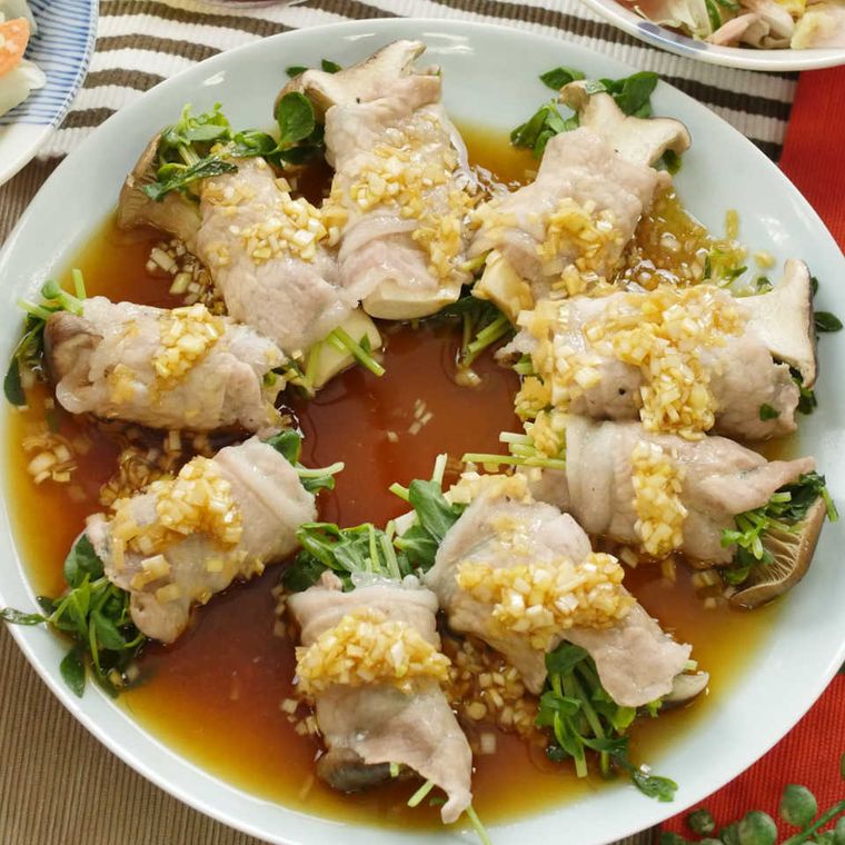 水色の皿にのった、豆苗とエリンギの肉巻き