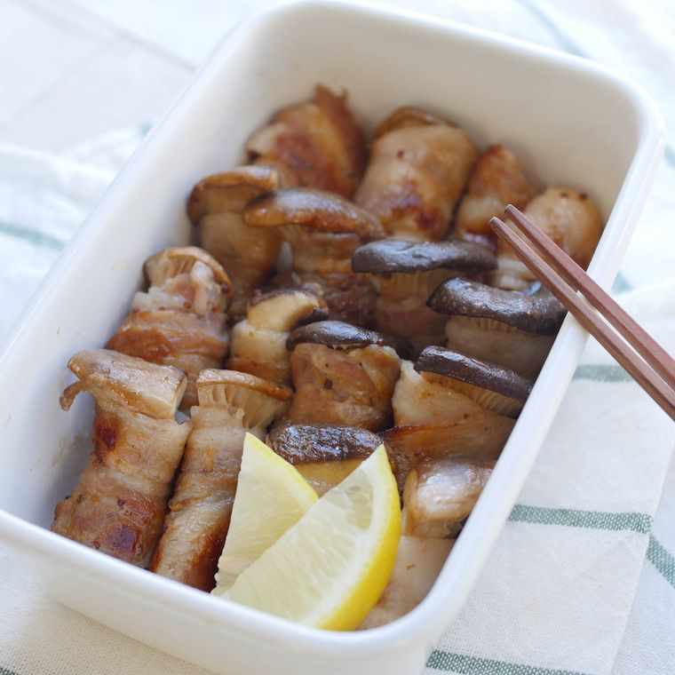 白い保存容器に入った、エリンギの肉巻き