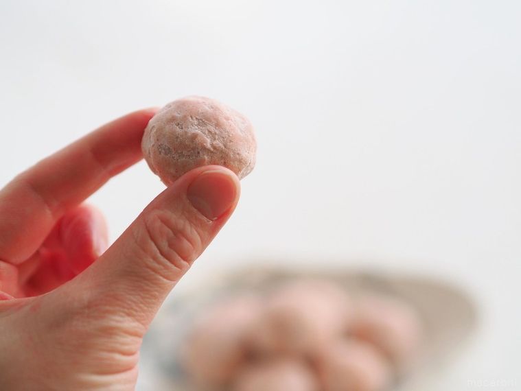 成城石井の鉄板おやつに新作!「ホワイトチョコと苺のポルボローネ」はつい食べ過ぎるキケンな味の画像