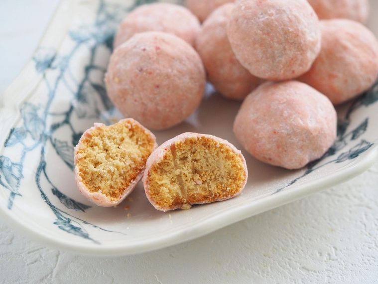 成城石井の鉄板おやつに新作!「ホワイトチョコと苺のポルボローネ」はつい食べ過ぎるキケンな味の画像