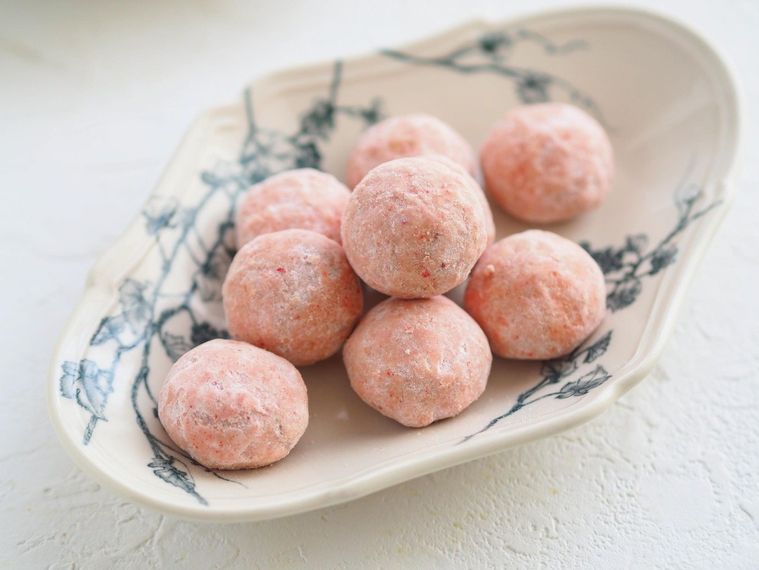 成城石井の鉄板おやつに新作!「ホワイトチョコと苺のポルボローネ」はつい食べ過ぎるキケンな味の画像