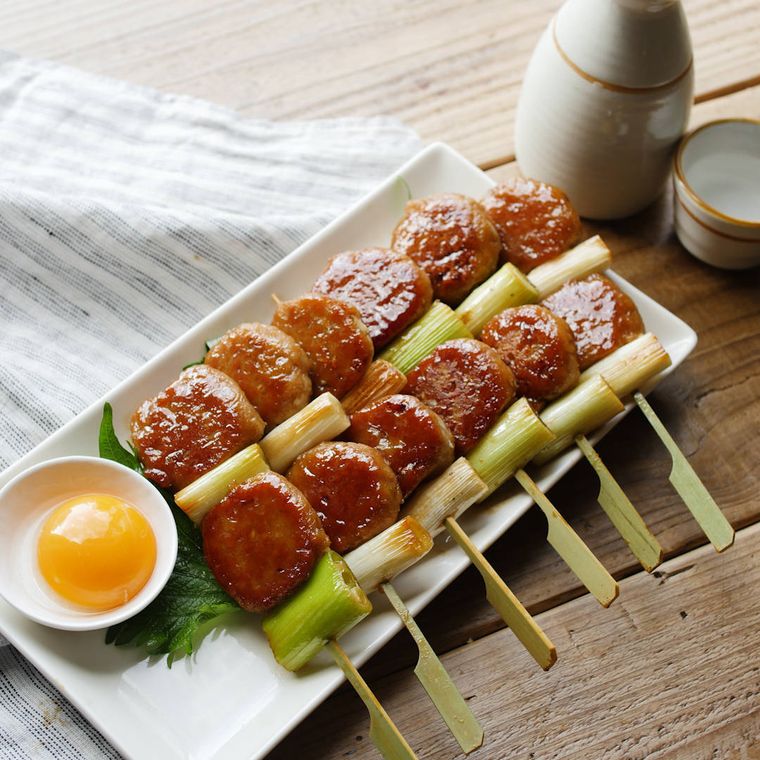 白く四角い皿に並べた照り焼きねぎとろつくね