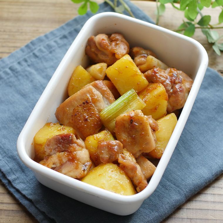 鶏とじゃがいもの照り焼きが入っている白い保存容器