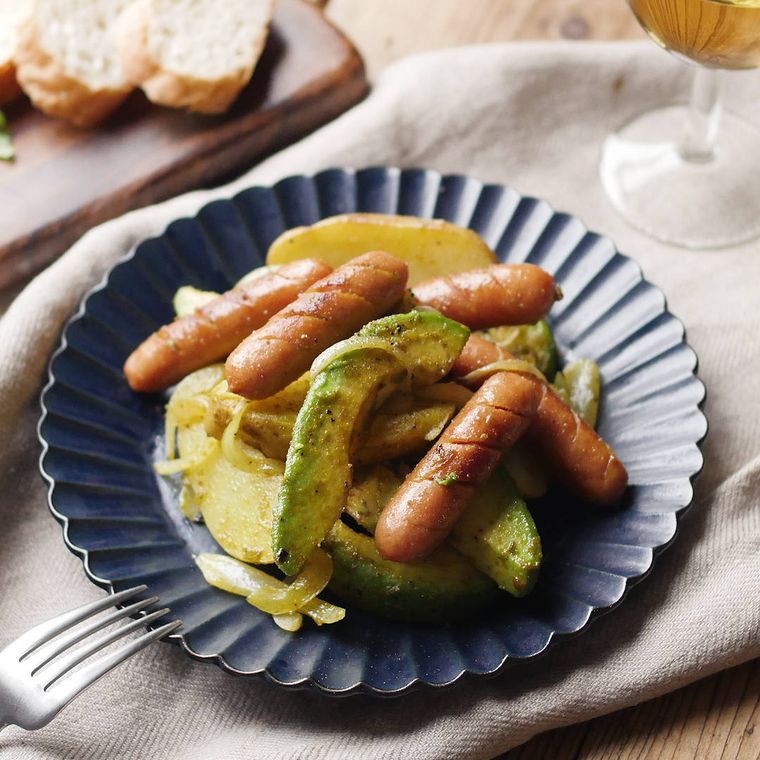 青い丸皿に盛ったアボカド入りジャーマンポテト