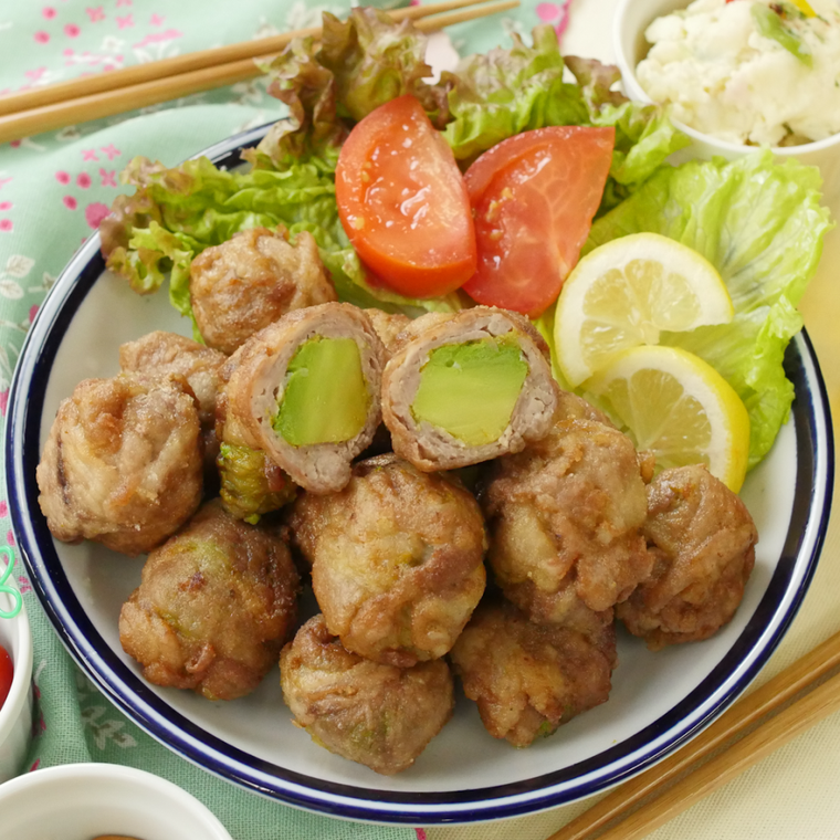 青いライン入りのお皿に盛ったアボカド豚こまボール