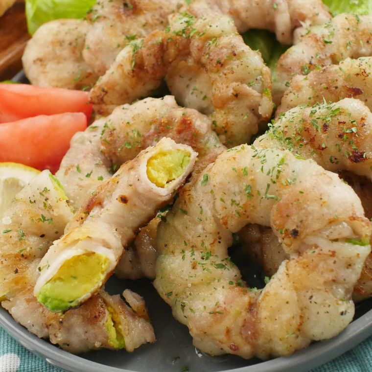 グレーの丸皿に盛った豚肉巻きアボカドリング