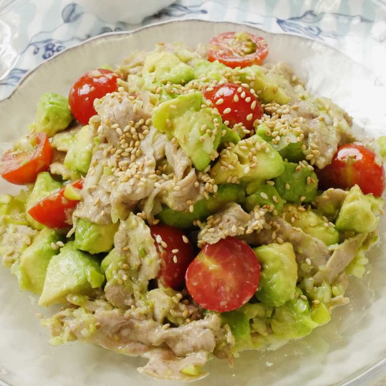 ガラスのプレートに盛ったアボカドと豚肉のねぎ塩和え