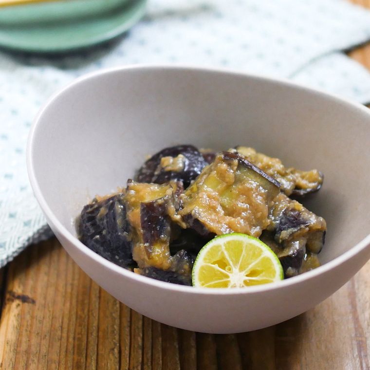 白い器に盛ったなすの味噌だれ和え