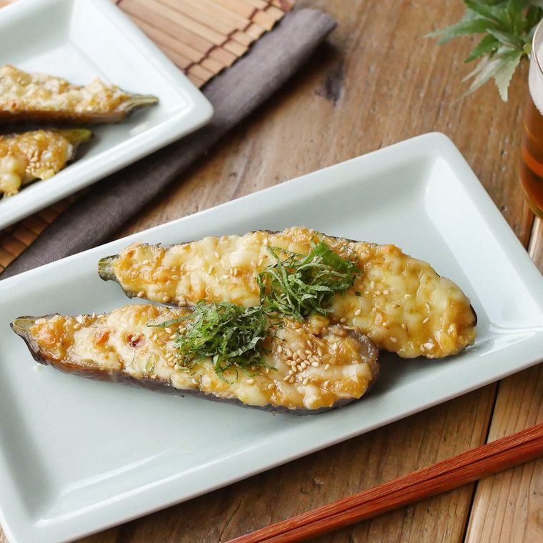 長方形の皿にのせたなすの味噌田楽