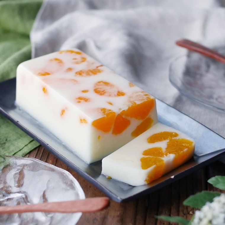 細長い皿に盛られたみかん入り牛乳かん