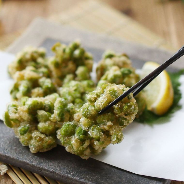 黒い皿にのった、枝豆のげんこつ揚げ