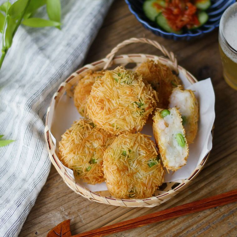 竹のかごに入った、枝豆海老カツ