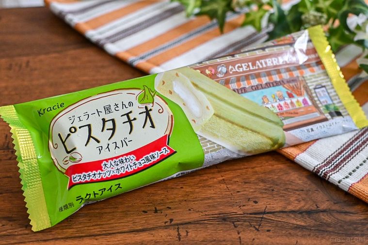 クラシエのジェラート屋さんのピスタチオアイスバーのパッケージを斜めから