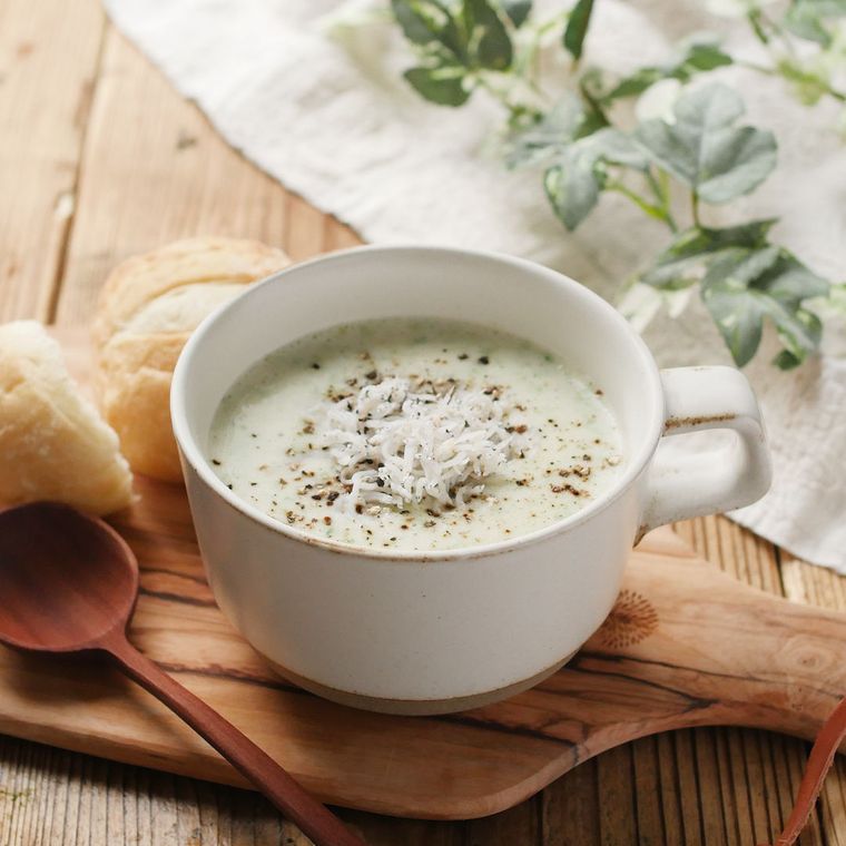 白いスープカップに入ったあおさのポタージュ