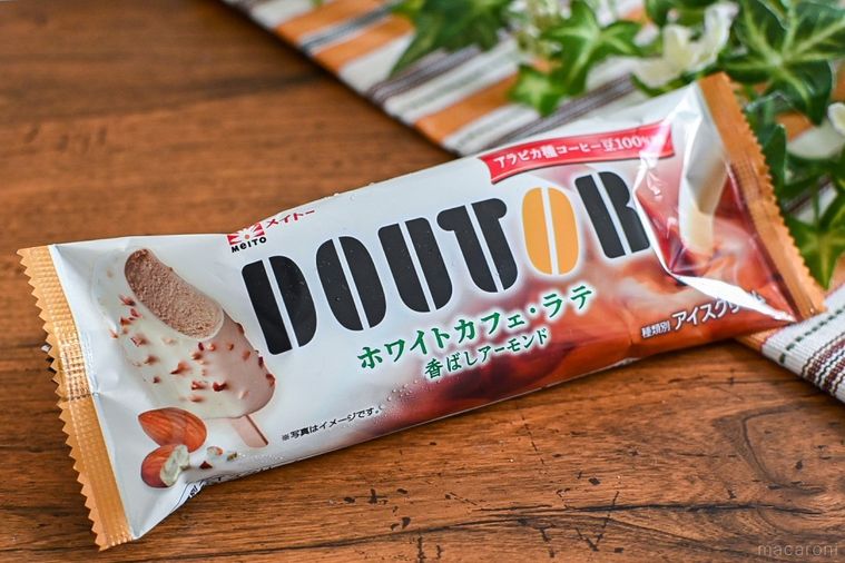 メイトーのドトール ホワイトカフェ・ラテのパッケージを斜めから