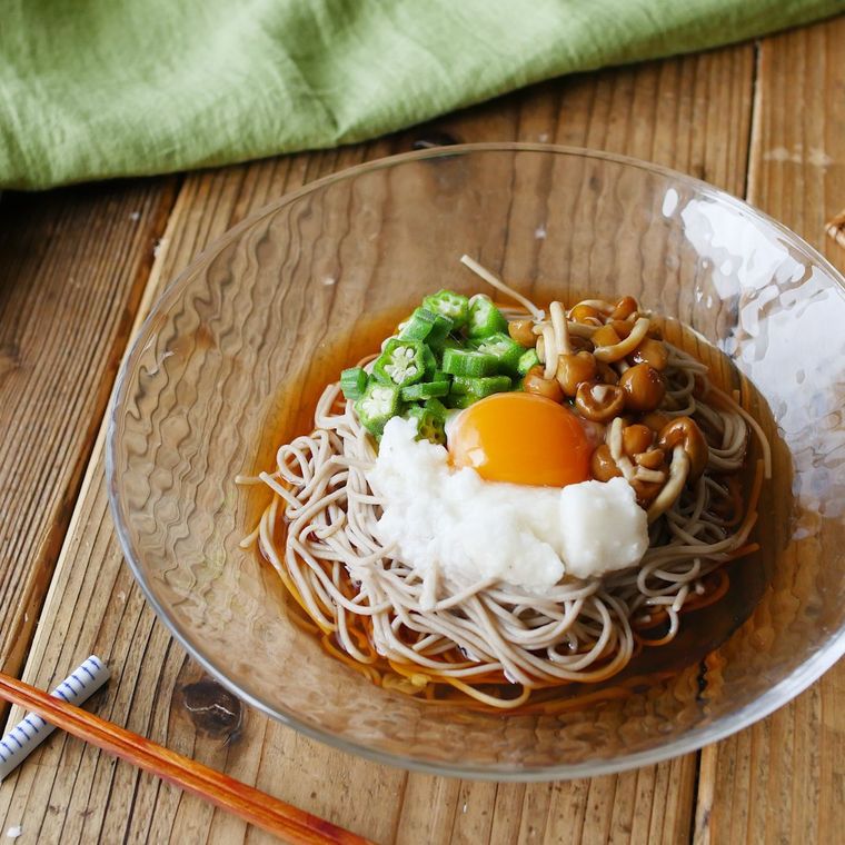 透明な器に盛りつけられたとろろそば