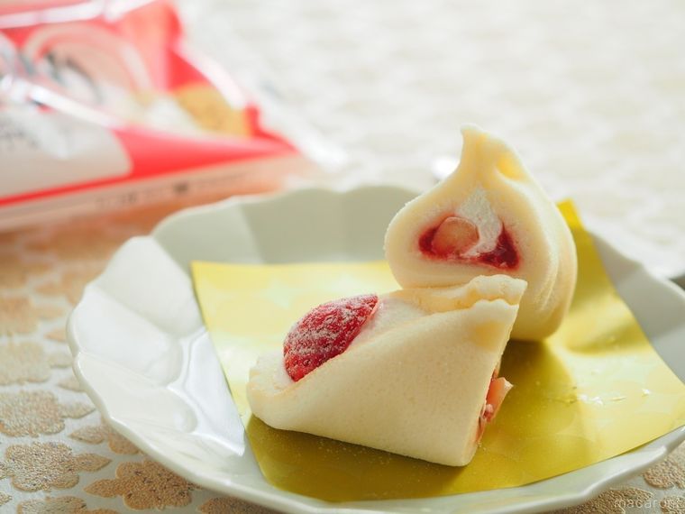新感覚のワンハンドスイーツ!ローソン「クルリンいちご」で究極のモチモチ食感を楽しめる…の画像