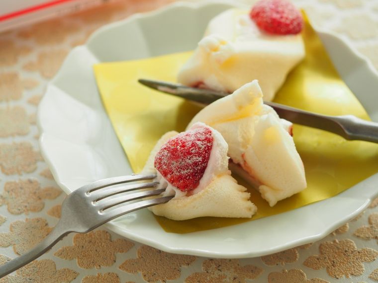 新感覚のワンハンドスイーツ!ローソン「クルリンいちご」で究極のモチモチ食感を楽しめる…の画像