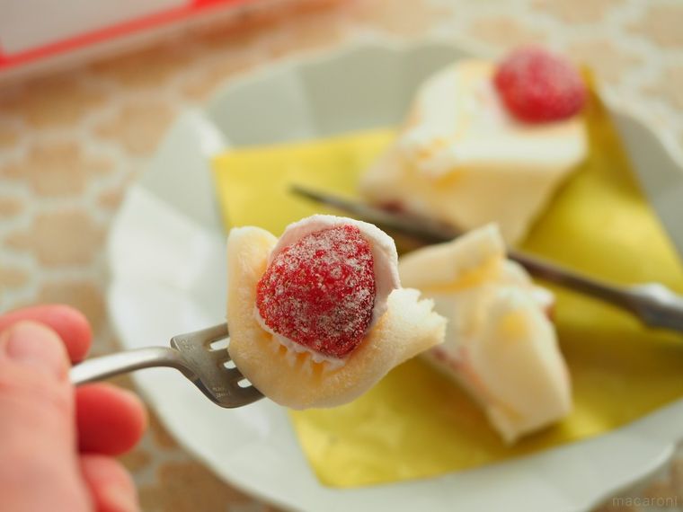 新感覚のワンハンドスイーツ!ローソン「クルリンいちご」で究極のモチモチ食感を楽しめる…の画像