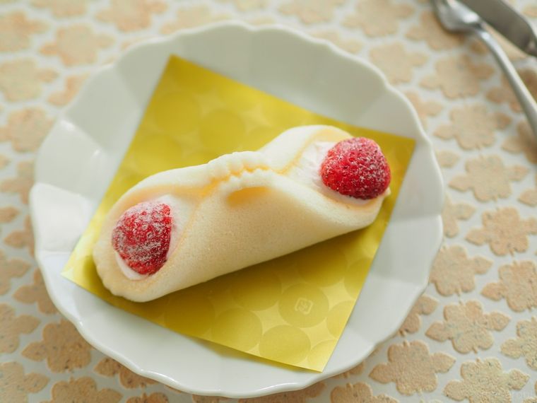 新感覚のワンハンドスイーツ!ローソン「クルリンいちご」で究極のモチモチ食感を楽しめる…の画像