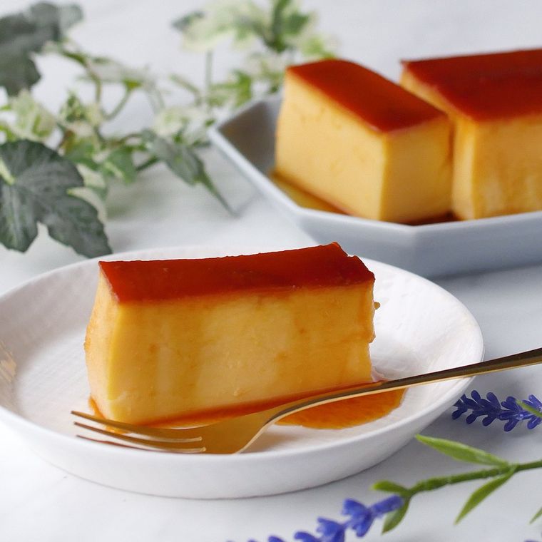 切り分けたプリンをひと切れのせたお皿
