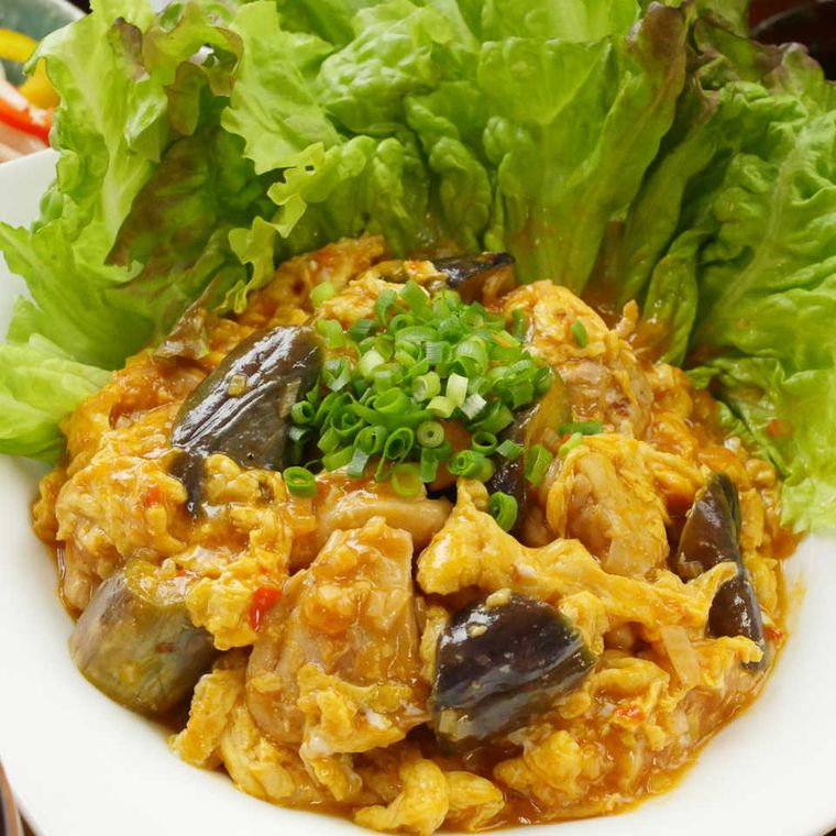 皿に盛られた鶏肉と卵のチリソース炒め