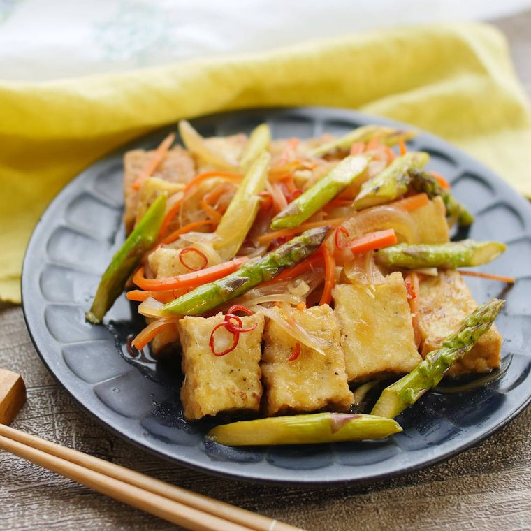 皿に盛られた厚揚げの焼き南蛮漬け