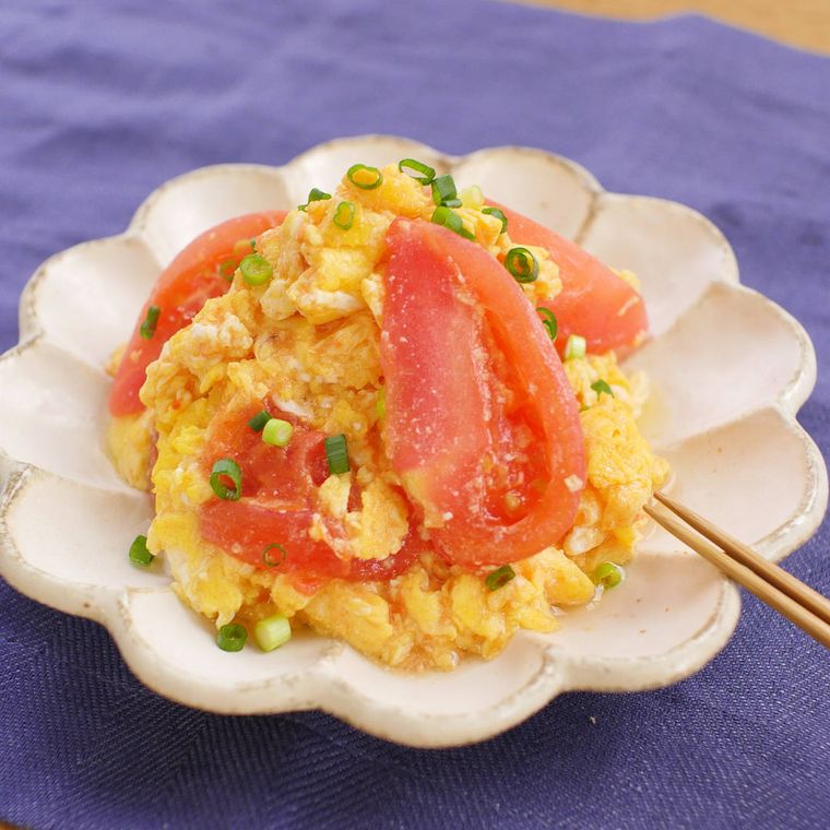 皿に盛られた卵とトマトの炒め物