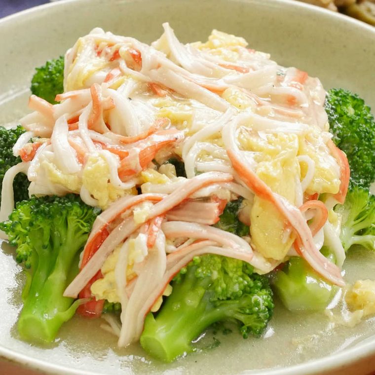 皿に盛られたブロッコリーの卵あんかけ