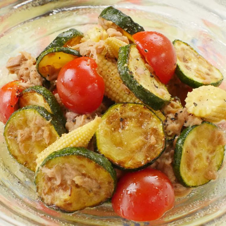 皿に盛られた野菜のツナマリネ