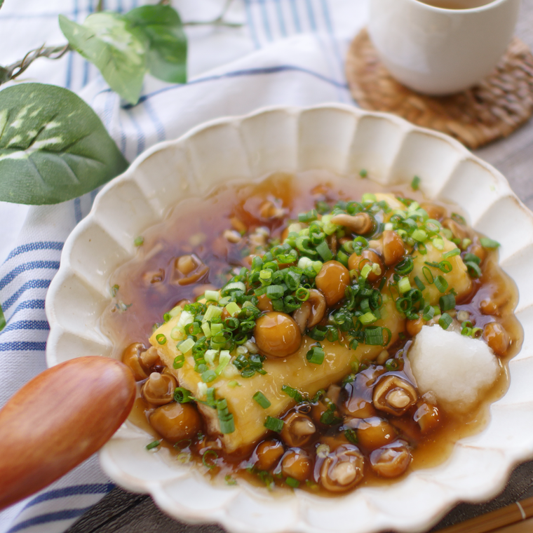 皿に盛られただし巻き卵のなめこあんかけ