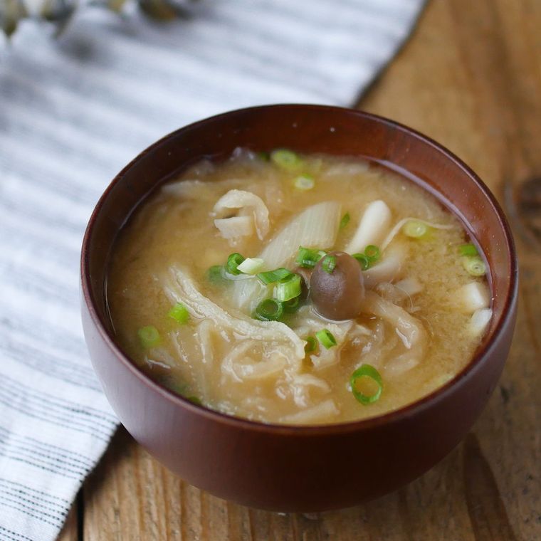 茶色のお碗に入った切り干し大根としめじのみそ汁