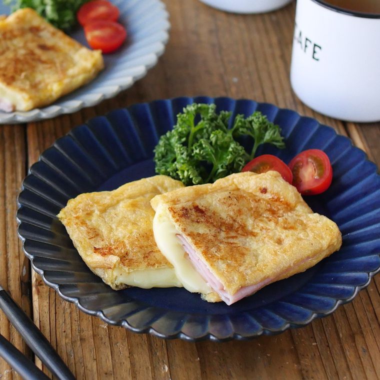 紺の花形の皿に盛り付けられた油揚げのフレンチトースト