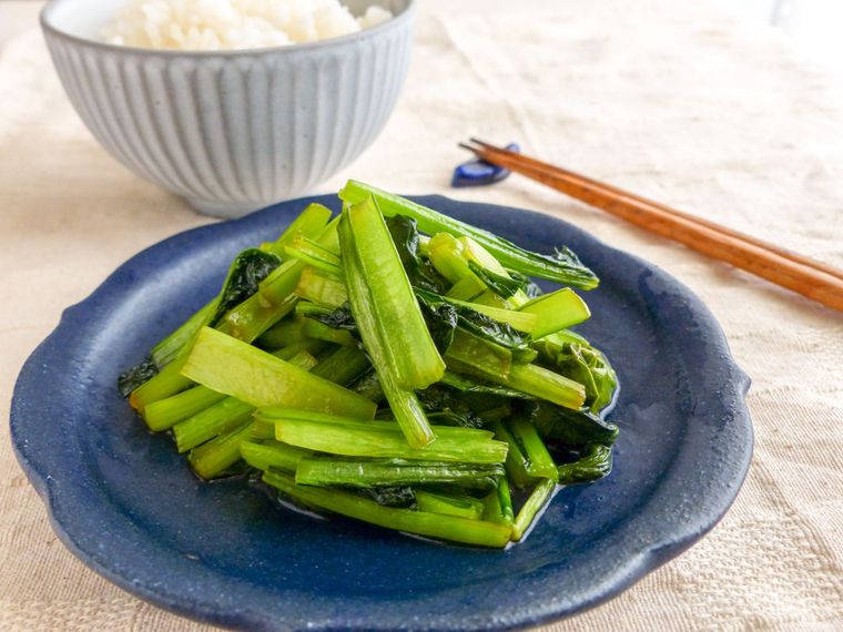 青い平皿に盛り付けられた小松菜炒め
