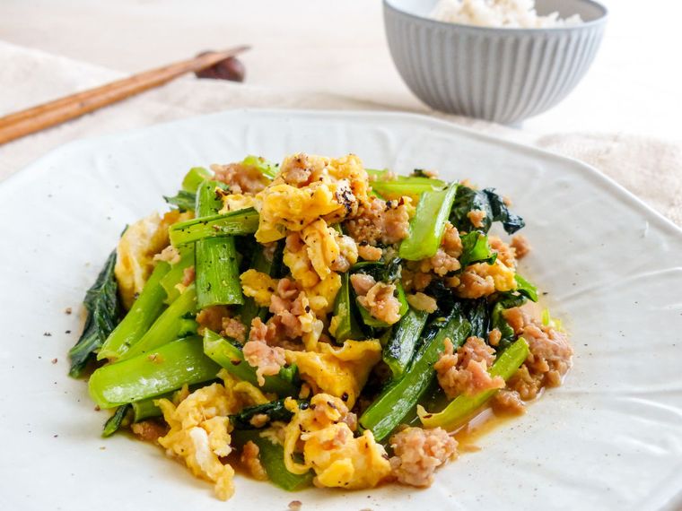 白いお皿に盛り付けられた小松菜とひき肉の卵炒め