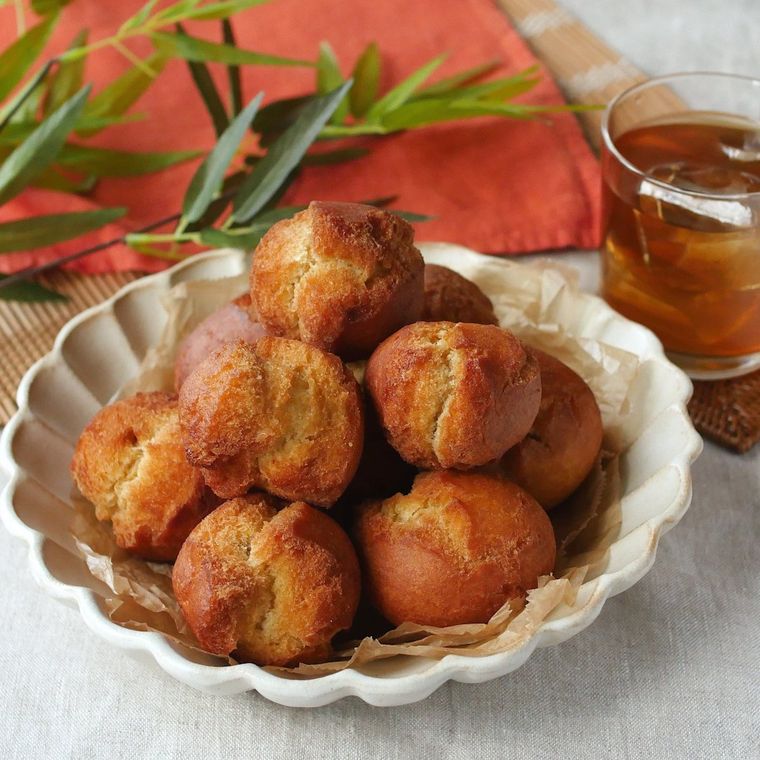 花皿にサーターアンダギーが山盛りされている