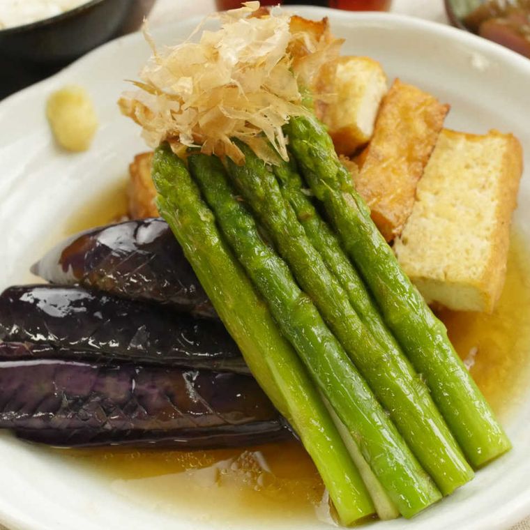 白い皿に盛りつけられたなすとアスパラガスの焼きびたし