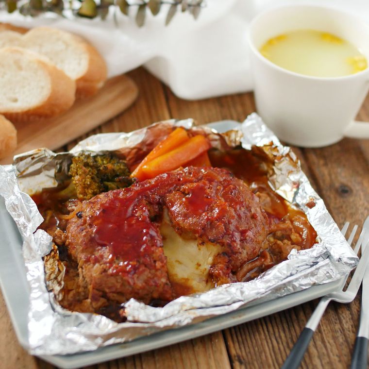 白い角皿に盛り付けられたチーズインハンバーグの包み焼き