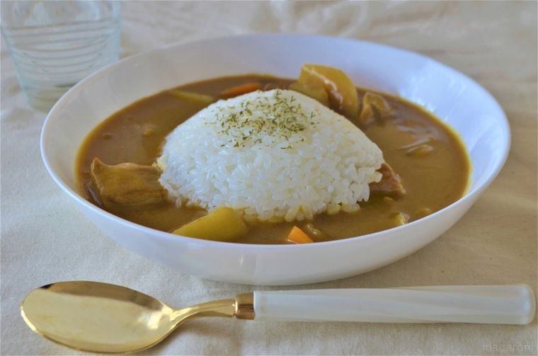 お皿に盛った業務カレー