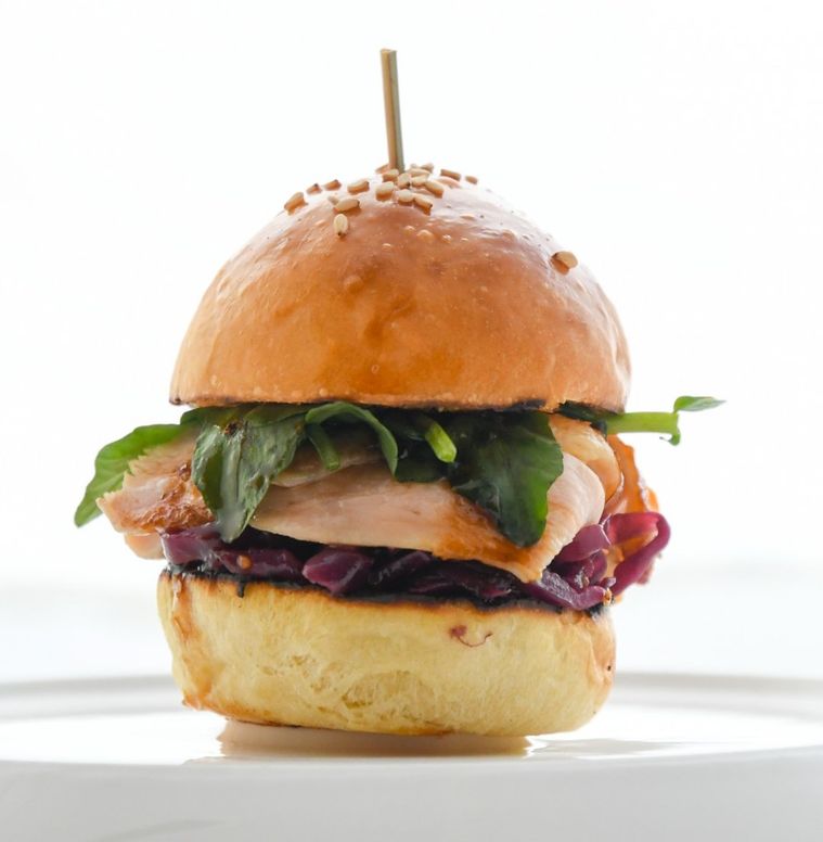 代官山「カフェ・ミケランジェロ」にフォアグラバーガーが登場。スライダーショップとして期間限定オープンの画像
