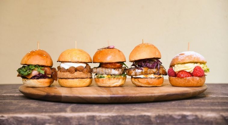 代官山「カフェ・ミケランジェロ」にフォアグラバーガーが登場。スライダーショップとして期間限定オープンの画像