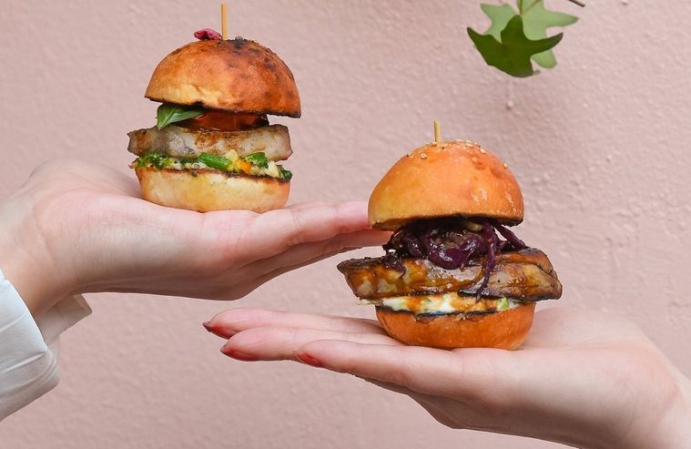 代官山「カフェ・ミケランジェロ」にフォアグラバーガーが登場。スライダーショップとして期間限定オープンの画像