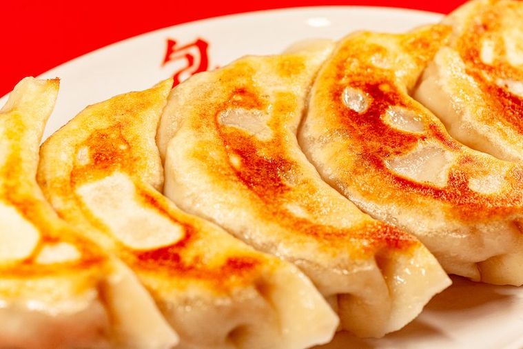 おさらの上に焼き餃子が5個のって置いてある