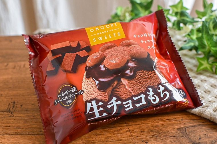 お餅と生チョコがとろける口どけ…。ファミマ「生チョコもちアイス」はチョコ好き必食の逸品【365日アイス女子】の画像