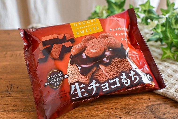 ファミリーマートの井村屋 おもちスイーツ 生チョコもちアイスのパッケージを斜めから